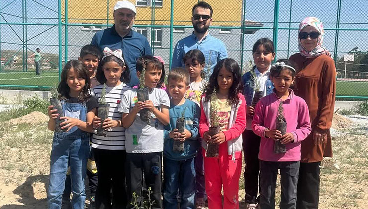 Karapınar’da öğrenciler 110 fidanı toprakla buluşturdu
