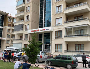 Karısını bıçaklayarak öldürüp başında bekledi