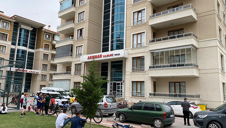 Karısını bıçaklayarak öldürüp başında bekledi