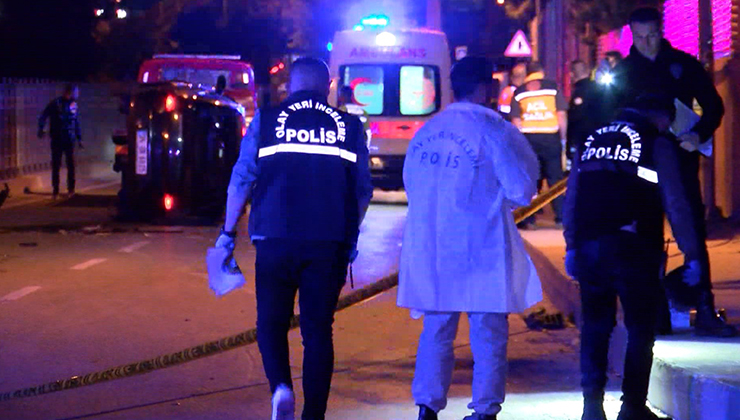 Kartal’da otomobil kaldırıma çarpıp devrildi: 1 ölü