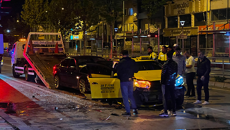 Kayseri’de 4 araç zincirleme kazaya karıştı; 5 yaralı