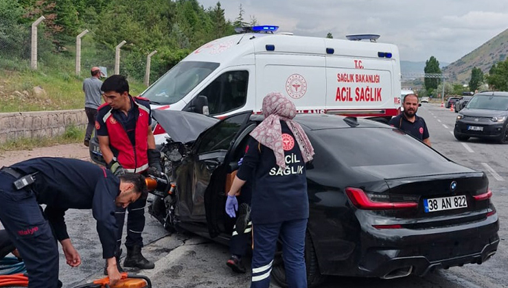 Kayseri’de iki otomobil çarpıştı: 2 ölü, 1 yaralı
