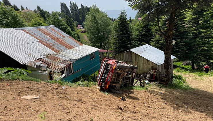Kaza bir aileyi daha ayırdı: Kocası öldü, eşi yaralandı