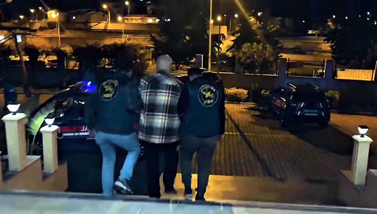 Kırmızı ve yeşil bültenle aranan 2 suçlu Türkiye’de yakalandı