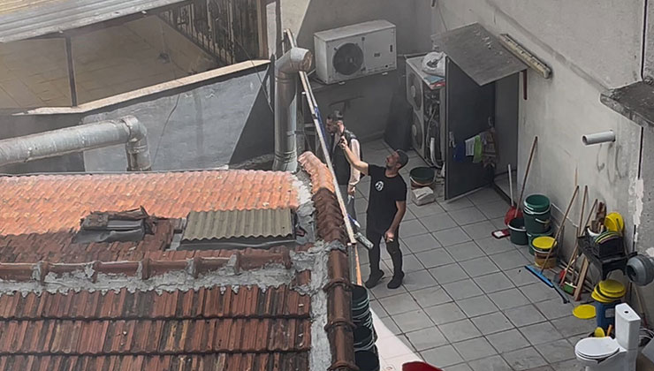 Komşusunun çatısında çıkan yangını terasından film gibi izledi