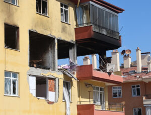 Dairesinde patlattığı doğal gaz onlarca kişiyi evsiz bıraktı