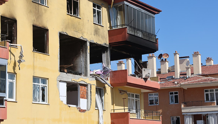 Dairesinde patlattığı doğal gaz onlarca kişiyi evsiz bıraktı