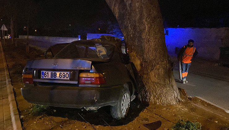Ağaca çarpan otomobilin sürücüsü ağır yaralandı