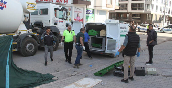 Beton mikserinin altında kalan yaşlı adam hayatını kaybetti