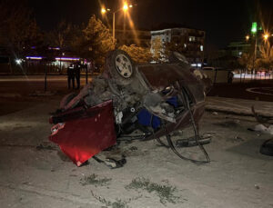 Kamyona çarpan Tofaş bahçeye uçtu: 2 yaralı