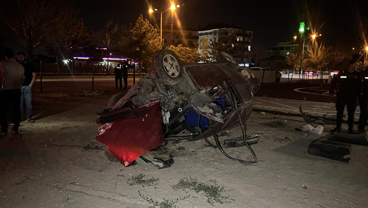 Kamyona çarpan Tofaş bahçeye uçtu: 2 yaralı