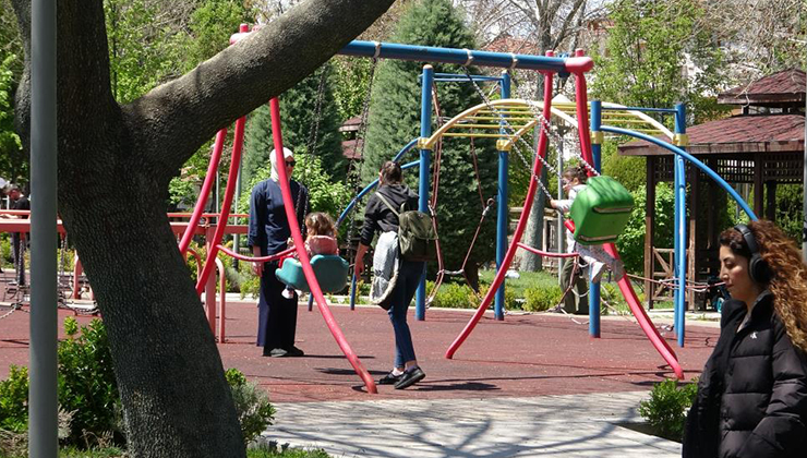 Konya’da vatandaşlar yağışlı haftanın sonunu güneşli havada parklarda değerlendirdi