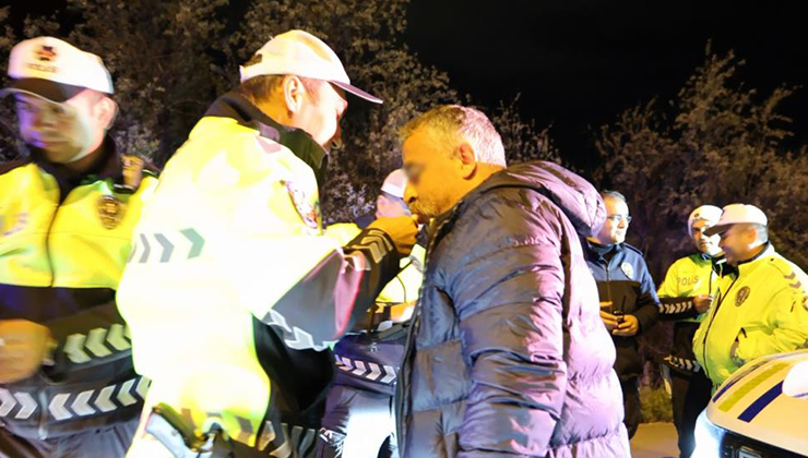 Kovalamaca sonucu yakalanan sürücüyle polisin imtihanı: Araçtan inmedi, alkolmetreye üflemedi