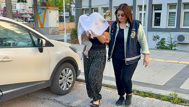 Kucağındaki bebeğiyle cezaevine gitti
