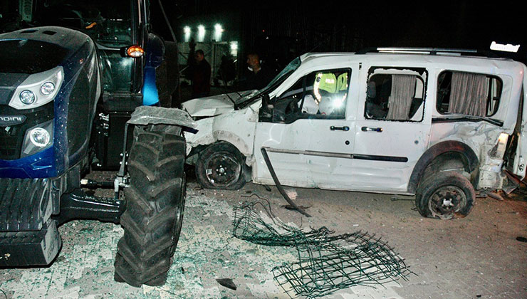 Kulu’da hafif ticari aracın yoldan çıkıp traktöre çarptığı kaza kamerada: 1 ölü