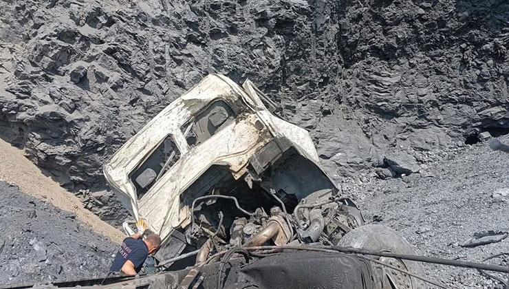 Kütahya’da uçuruma yuvarlanan hafriyat kamyonunun sürücü hayatını kaybetti
