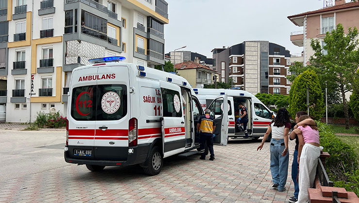 Liseli kızların sosyal medya kavgasını ayırmak için araya giren 2 kız bıçaklandı