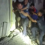 Mahsur kalan yaşlı adamı polisler sırtında taşıdı
