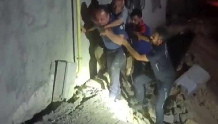 Mahsur kalan yaşlı adamı polisler sırtında taşıdı