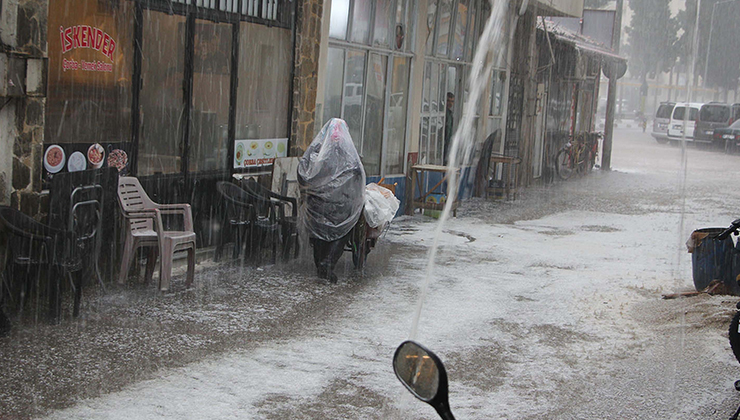Manisa’da sağanak ve dolu etkili oldu