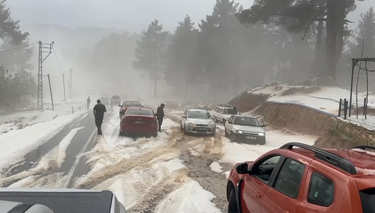Mersin Çamlıyayla’da dolu; yollar kapandı