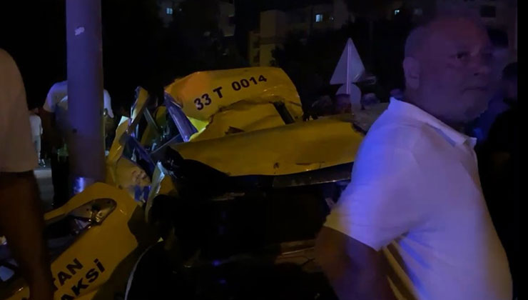 Mersin’de kontrolden çıkan taksi elektrik direğine çarptı: 2 ölü