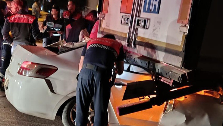 Mersin’de otomobil, park halindeki tırın altına girdi: 2 ölü