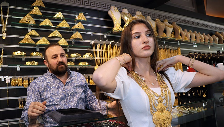 Milyonluk aşiret düğünlerinin yapıldığı Van’da altın alamayanlar imitasyon takıya yöneldi