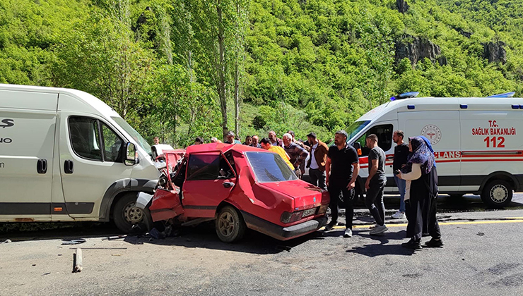 Minibüs ile otomobil çarpıştı; 2 ölü, 1 yaralı