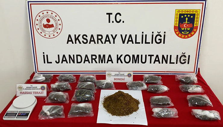 Önce kokladı, sonra patisiyle uyuşturucuyu işaret etti