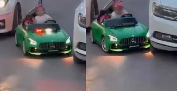 Otomobil çocuğun bindiği akülü araca çarptı: O anlar kamerada