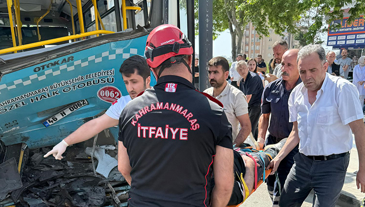 Otomobil, halk otobüsüne çarptı: 1 ölü, 8 yaralı