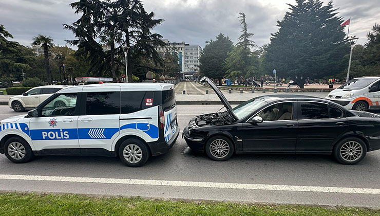 Otomobil, polis ekip otosuna arkadan çarptı