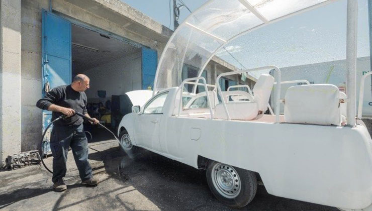 Papalık arabası, Gazze’deki çocuklar için mobil sağlık kliniğine dönüştürülüyor