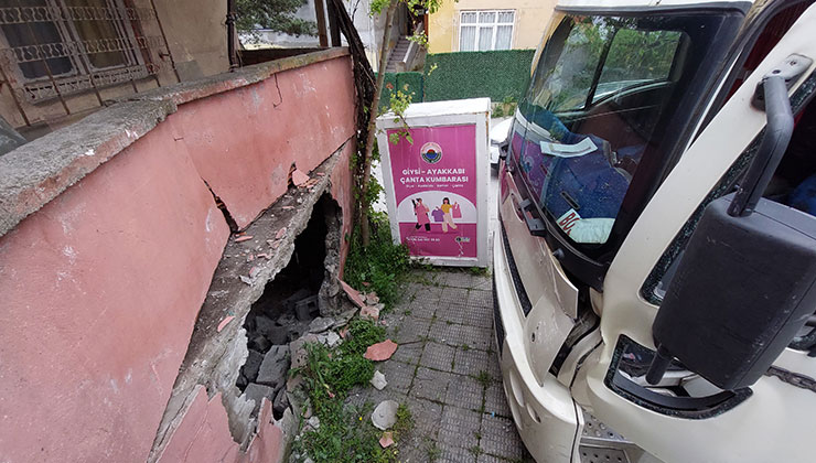 Park halindeki kamyon hareket ederek çarptığı metruk binanın duvarını yıktı