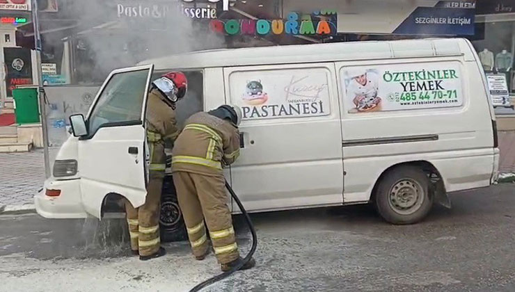 Park halindeki panelvan minibüste yangın paniği