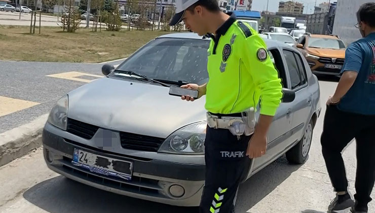Plakasını bantla kapatıp yola çıktı, yakalanınca, “Cenazemiz var” dedi