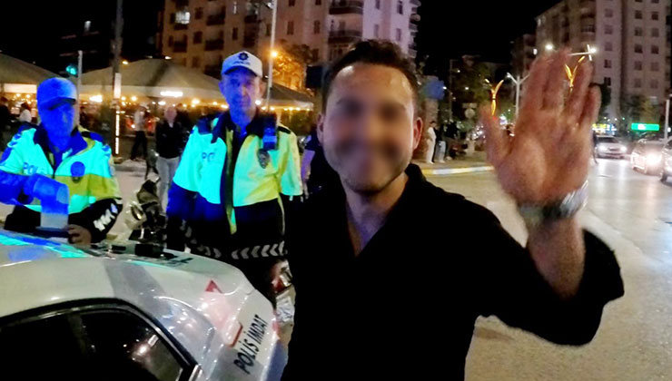 Plakasız motosikletiyle yakalanan alkollü ve kasksız sürücü, basın mensubuna el sallayıp poz verdi