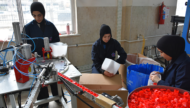 Plastik sektörüne katkı sağlayan meslek liseliler para da kazanıyor