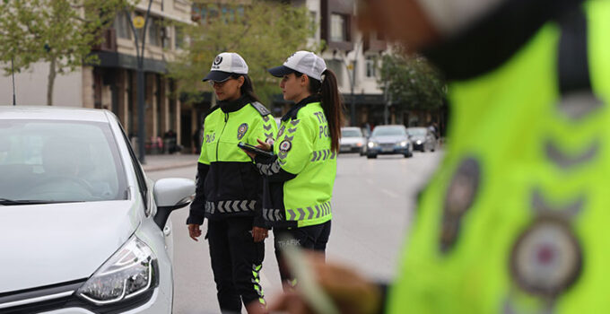 Polis anneler en özel günlerinde de aşkla görev başında