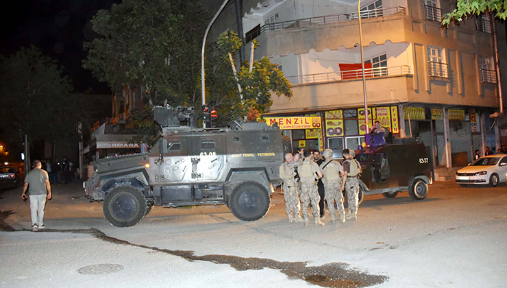 Polisin ‘Dur’ ihtarına ateş açarak karşılık verdi; bacağından vurularak yakalandı