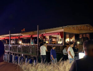 Şanlıurfa’da halatları kopan duba restoran müşterilerle birlikte Fırat Nehri’nde sürüklendi