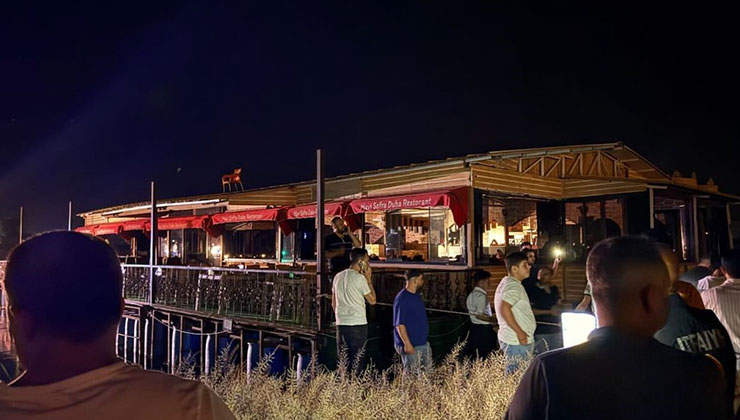 Şanlıurfa’da halatları kopan duba restoran müşterilerle birlikte Fırat Nehri’nde sürüklendi