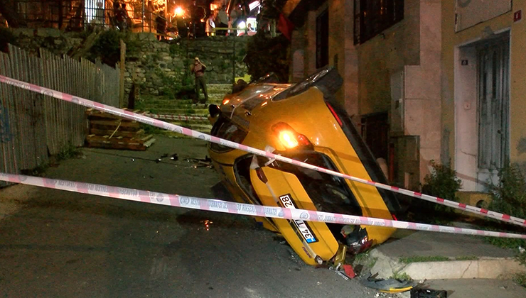Şişli’de taksi, 10 metreden çıkmaz sokağa uçtu