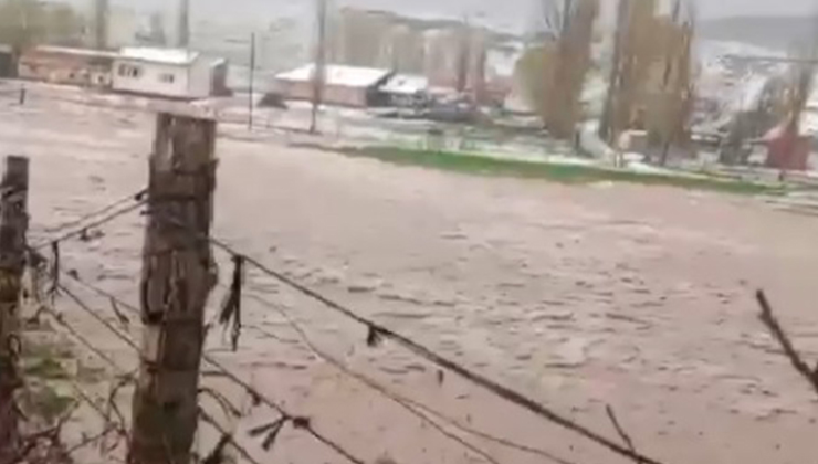 Sivas’ta sağanak ve dolu sele neden oldu