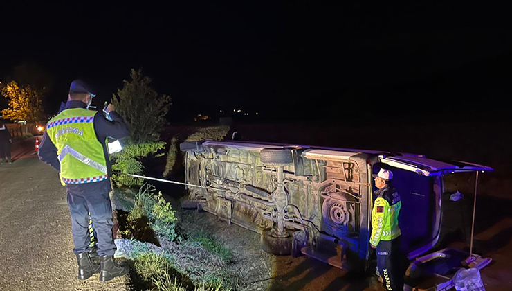 Şoför yolculara para üstü verirken minibüs şarampole yuvarlandı; 9 yaralı