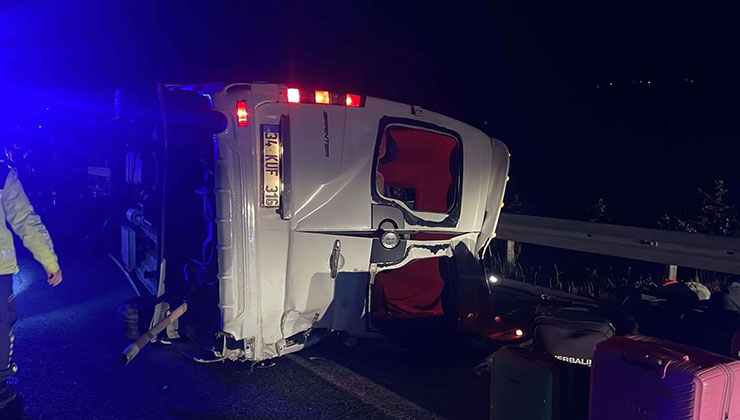 Soma’da servis minibüsü devrildi: 1 ölü, 13 yaralı