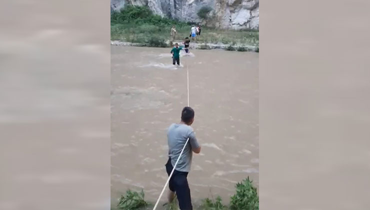 Su seviyesi yükselince kanyonda mahsur kalan 35 vatandaş kurtarıldı