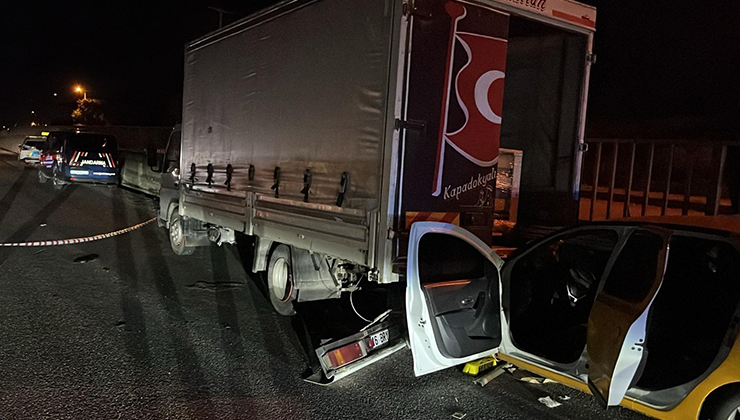 Taksi, önündeki kamyonete çarptı; 1 ölü, 1 yaralı