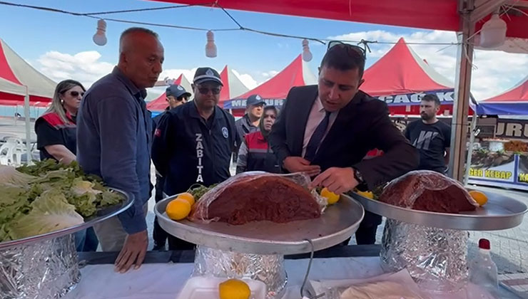 Tezgâhta sinekli et, bozuk ürün tespit edildi Eğirdir’de Yöresel Pazar mühürlendi